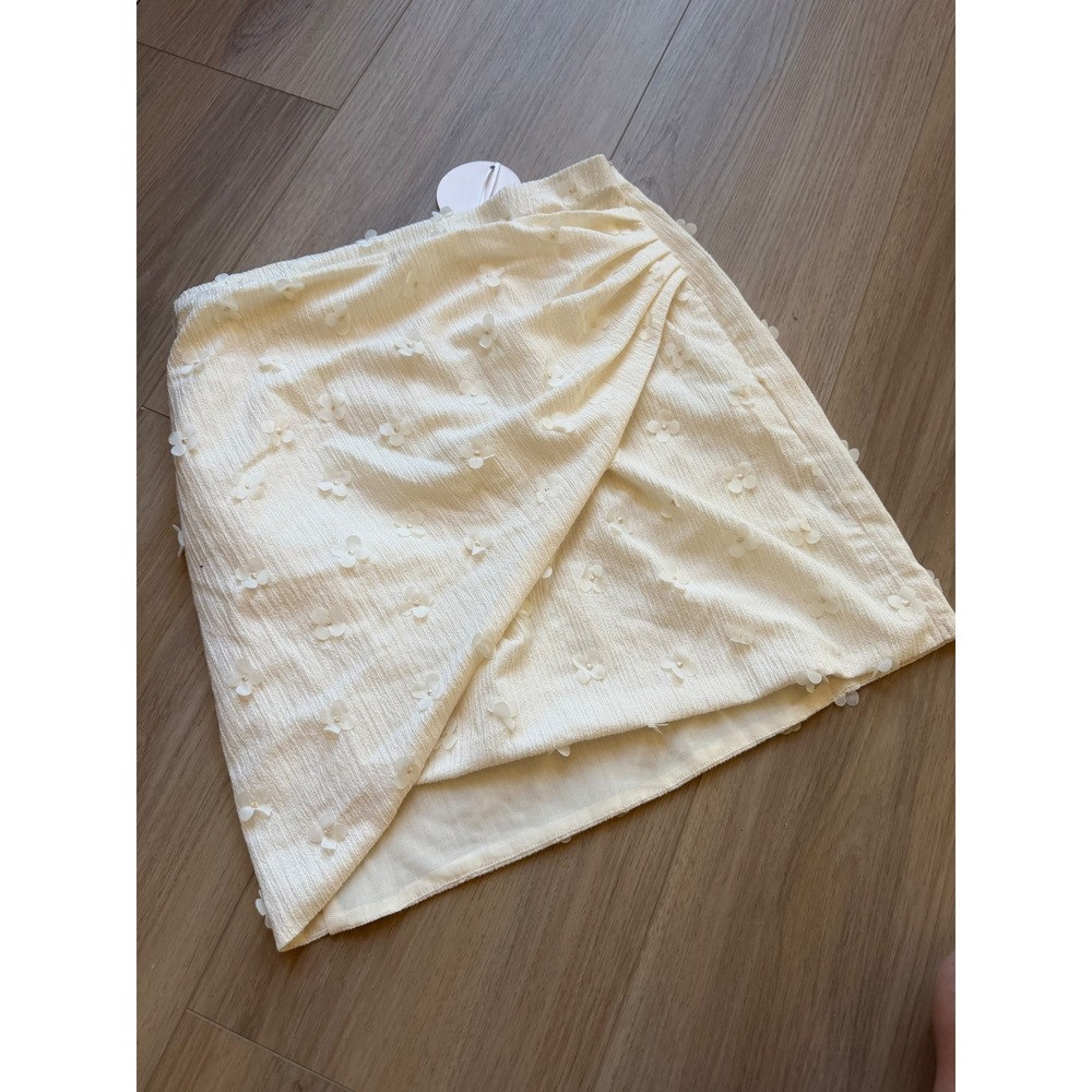 Storia Cream 3D Floral Applique Wrap Mini Skirt XL Ivory Pearl Detail NWT